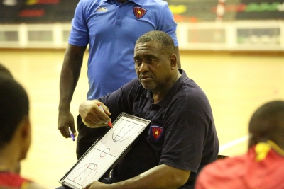 Equipa sénior de basquetebol sénior masculina com novo treinador